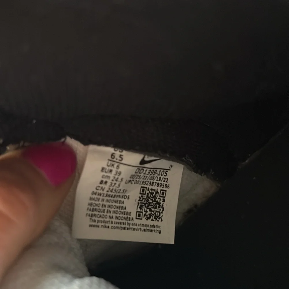 Nike Woman’s Black and White Nike Dunk Sneakers - Picture 5 of 7